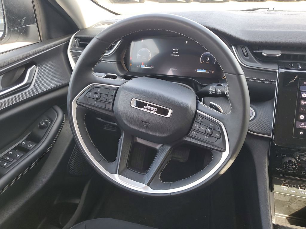 Used 2023 Jeep Grand Cherokee Laredo image 28