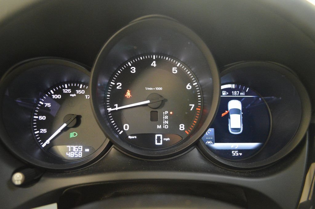 Certified 2025 Porsche Macan AWD/4WD image 23