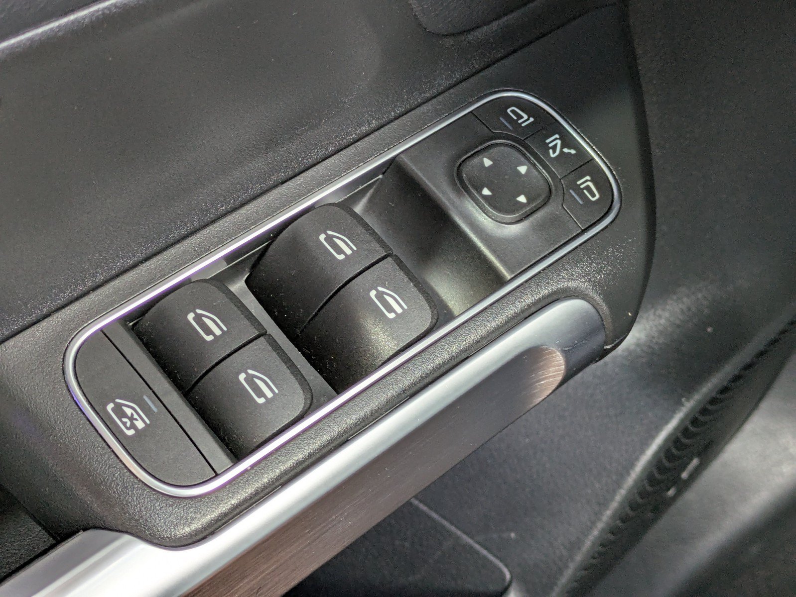 Used 2025 Mercedes-Benz GLB 250 w/ Exclusive Package image 18