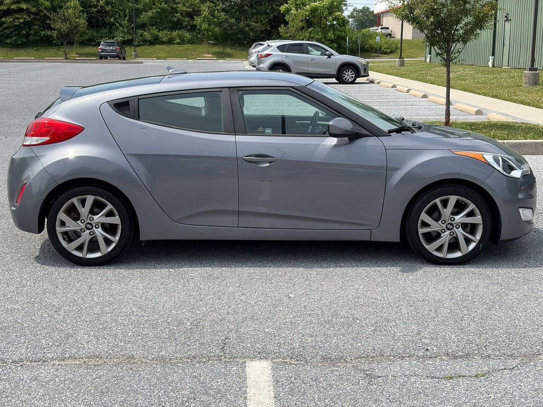 Used 2017 Hyundai Veloster FWD image 7
