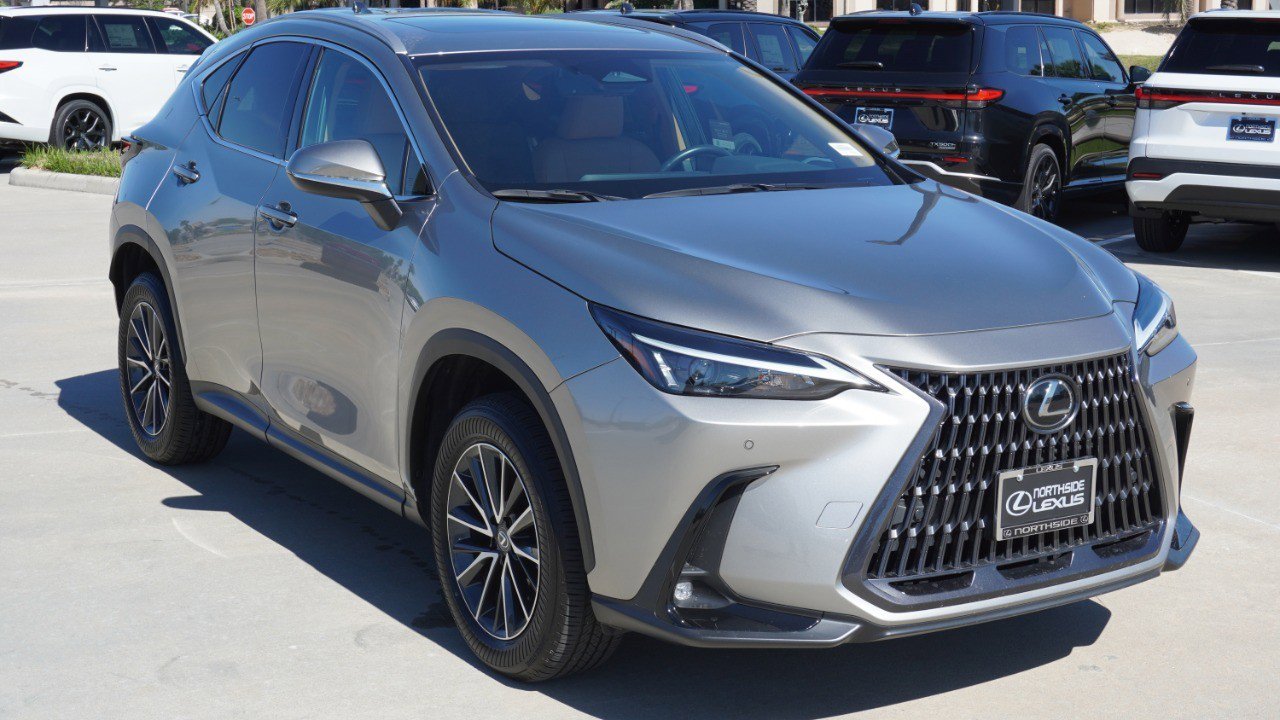 Used 2025 Lexus NX 250 FWD w/ Towing Package (2000 Lbs) image 3