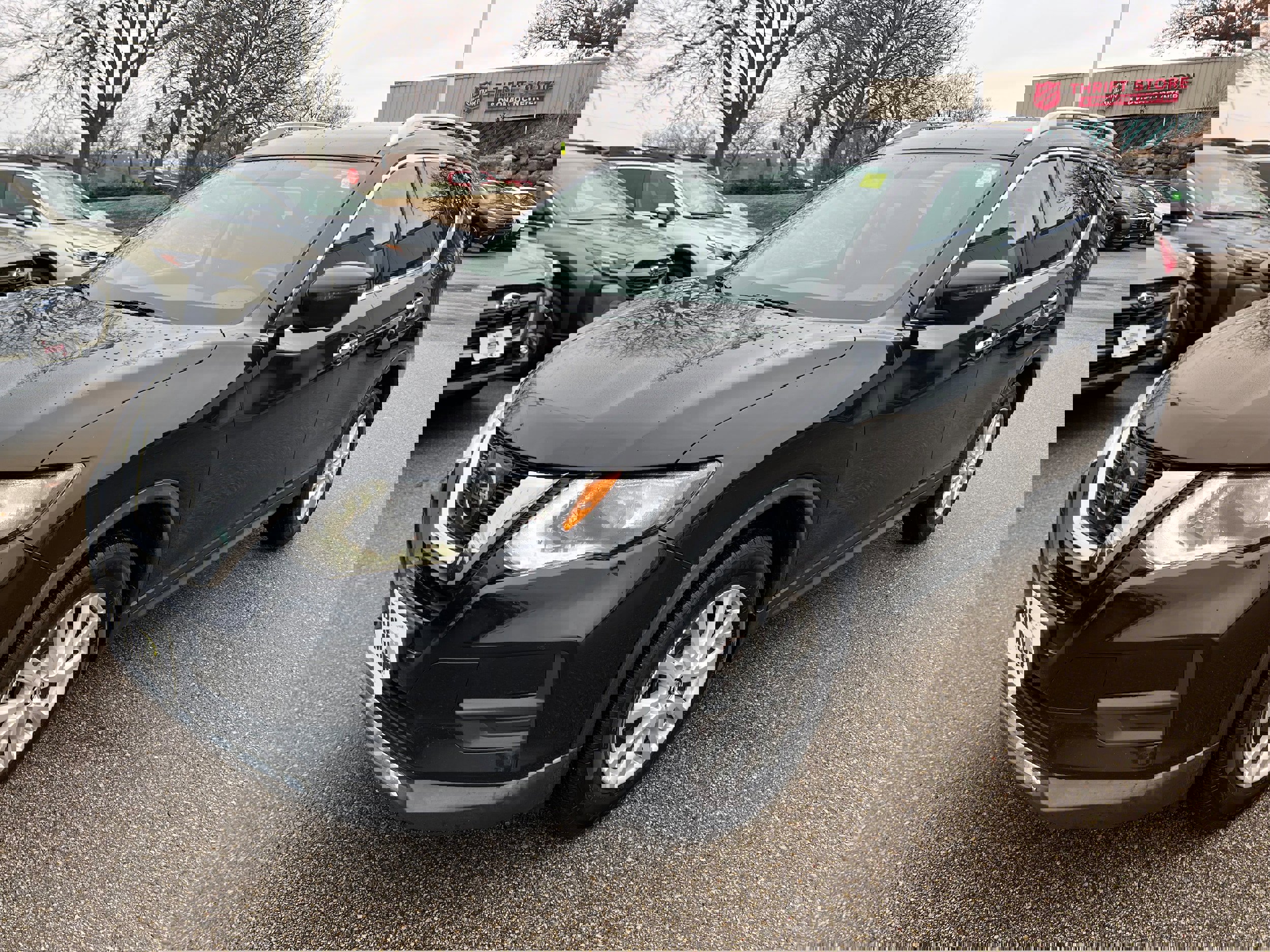 Used 2017 Nissan Rogue SV w/ SV Premium Package image 3