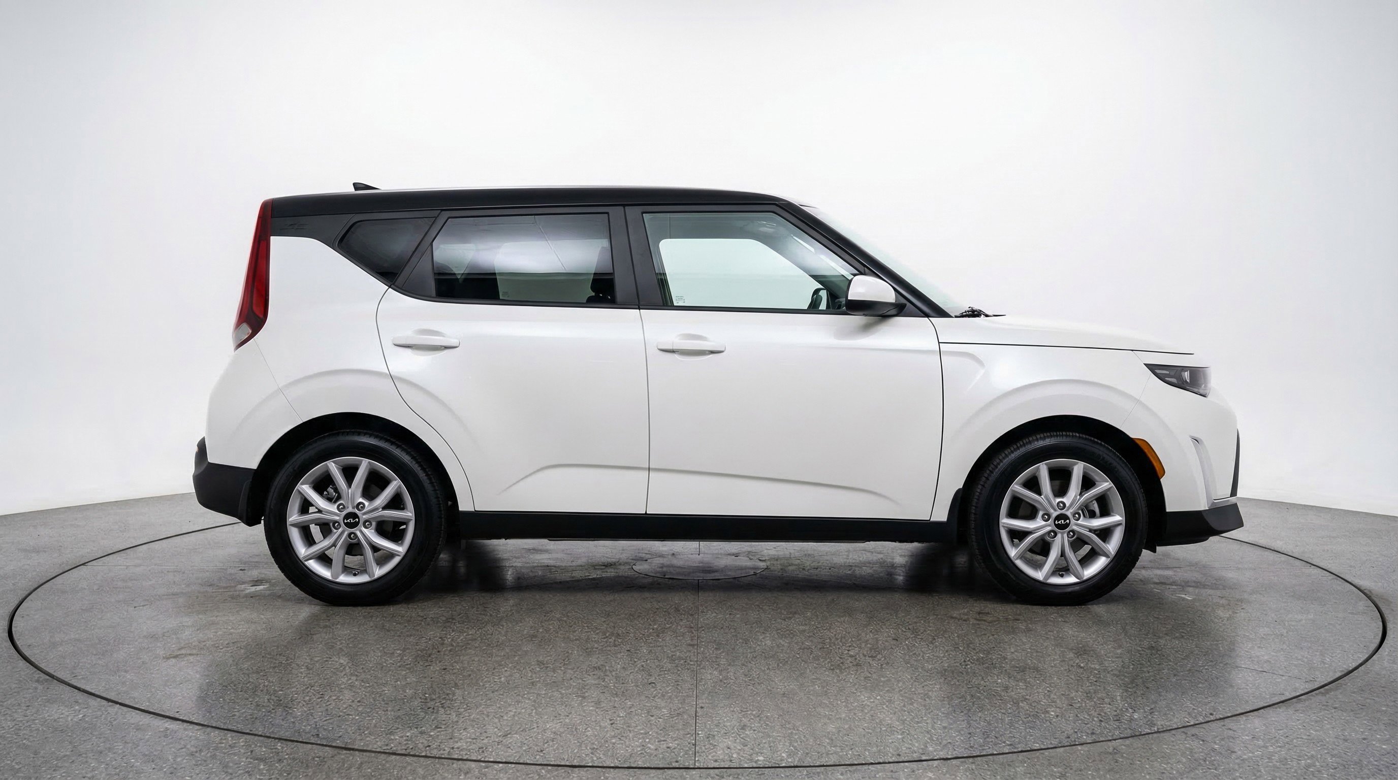 Used 2025 Kia Soul LX w/ LX Technology Package FWD image 11