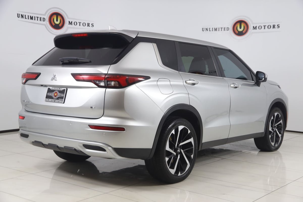 Used 2024 Mitsubishi Outlander SE AWD/4WD image 3