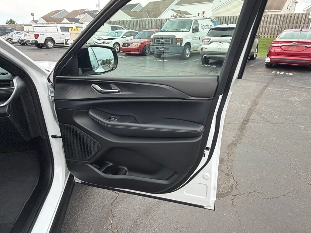 Used 2024 Jeep Grand Cherokee Altitude AWD/4WD image 43