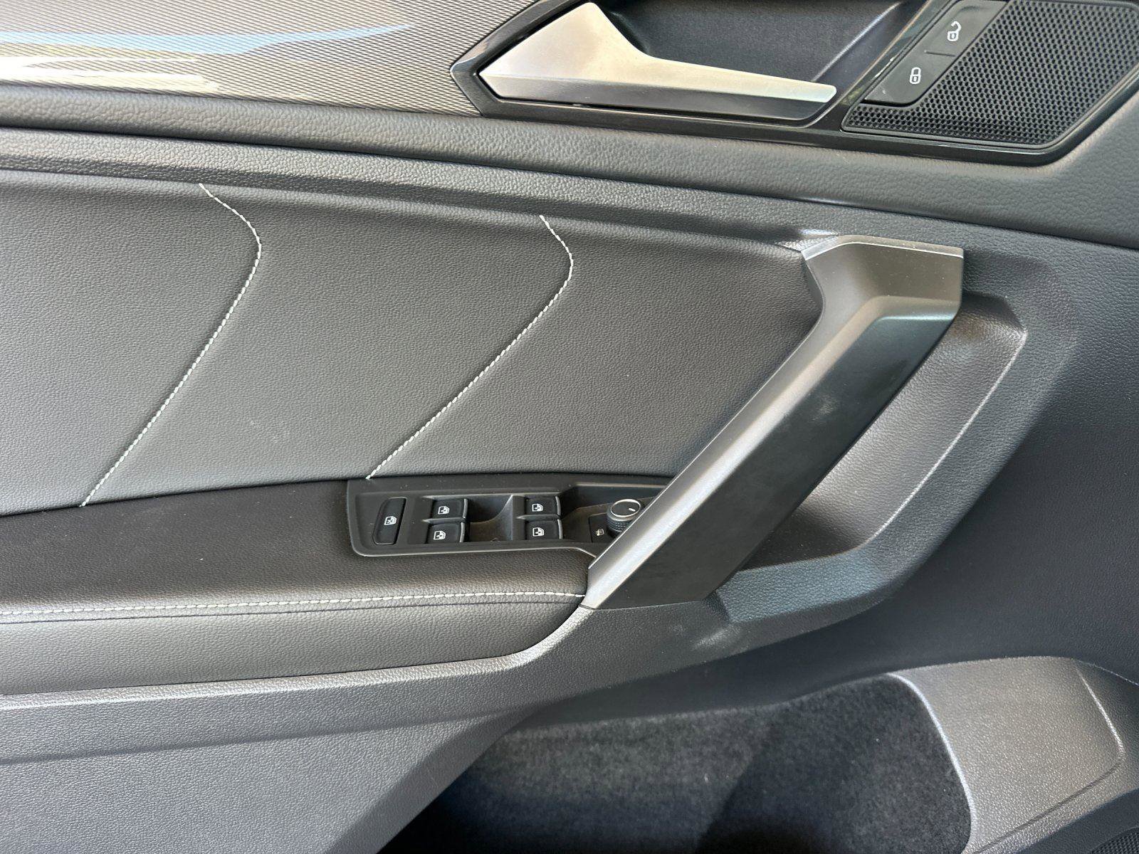 Used 2023 Volkswagen Tiguan SE w/ Panoramic Sunroof Package FWD image 10
