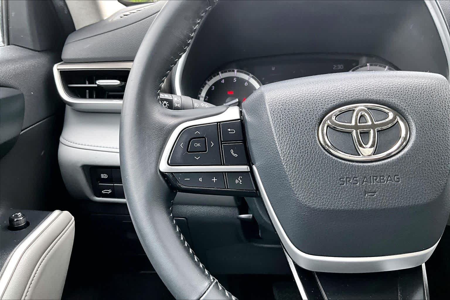 Used 2022 Toyota Highlander XLE AWD/4WD image 23