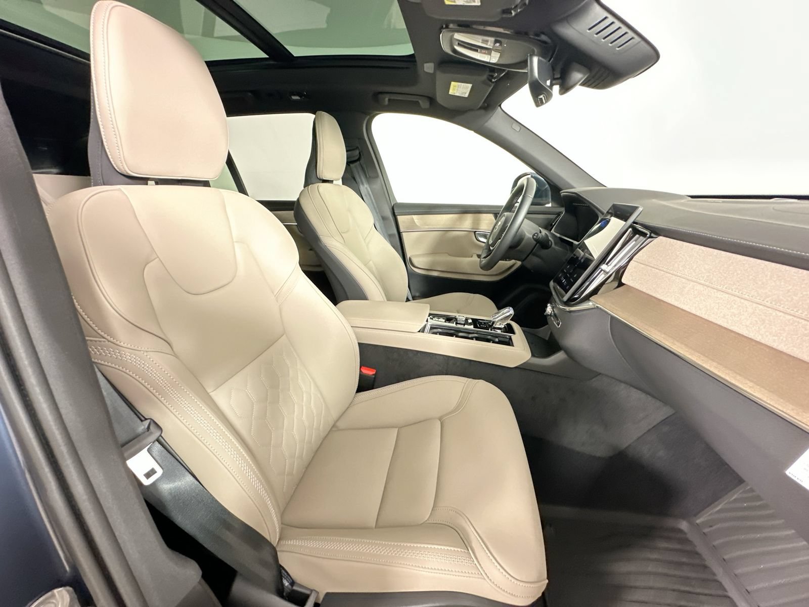 Used 2026 Volvo XC90 B6 Plus w/ Protection Package Premier AWD/4WD image 43