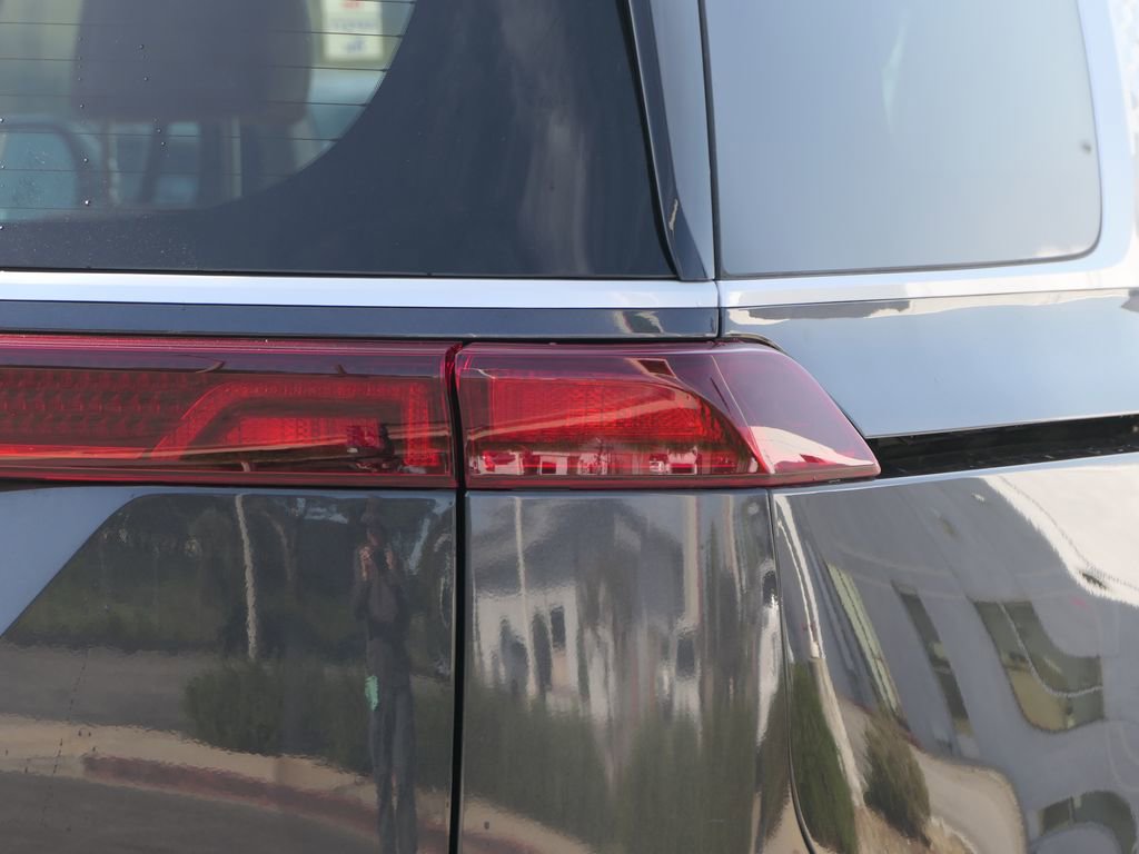 Used 2024 Kia Carnival EX image 3