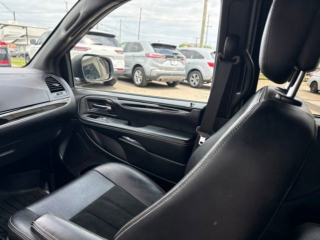 Used 2016 Dodge Grand Caravan SXT FWD image 16