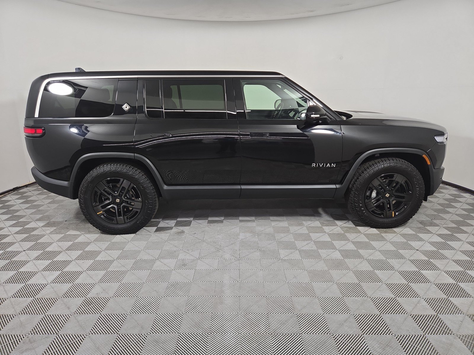 Used 2025 Rivian R1S Adventure AWD/4WD image 6