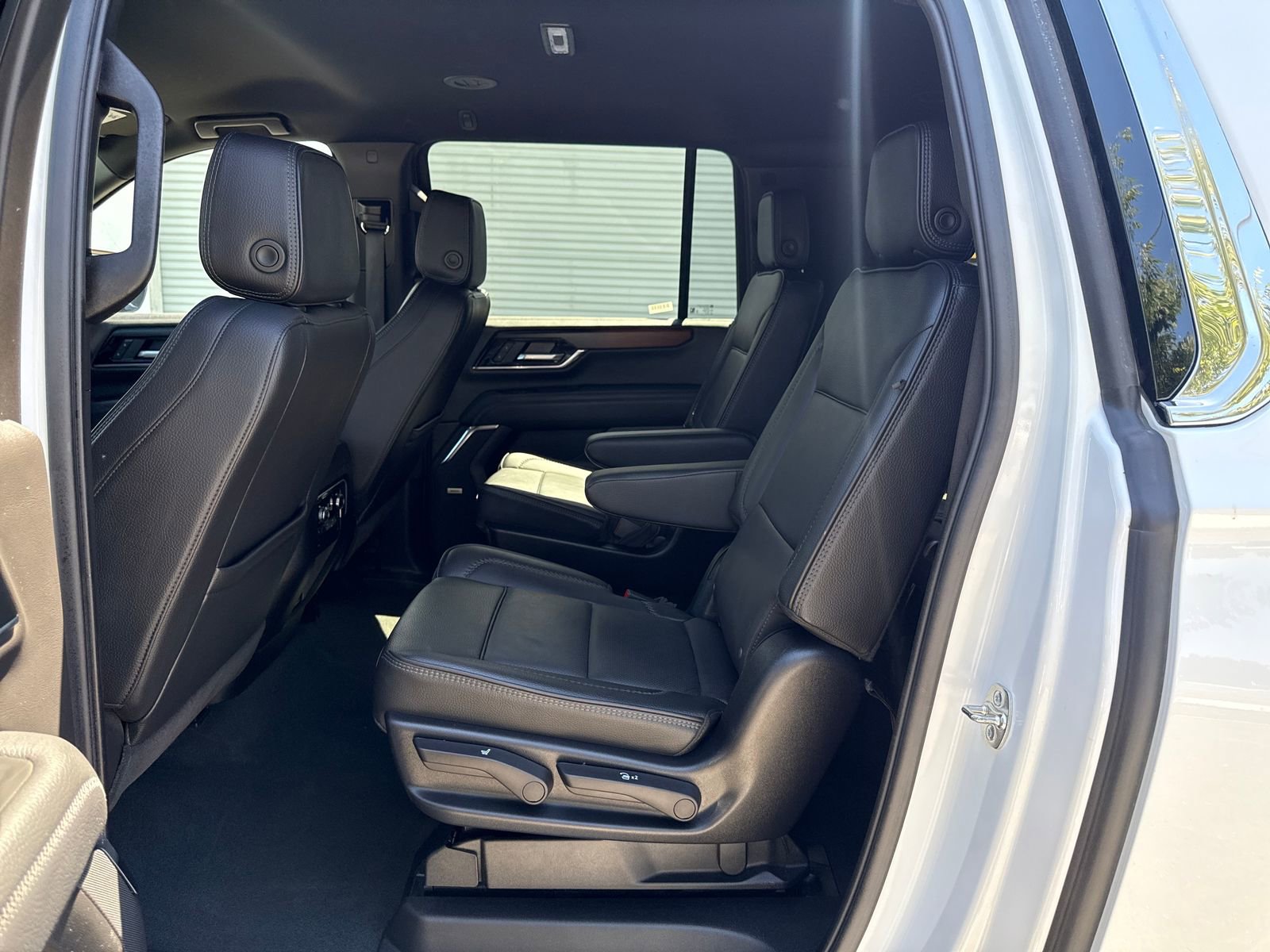 Used 2025 GMC Yukon XL Denali AWD/4WD image 25