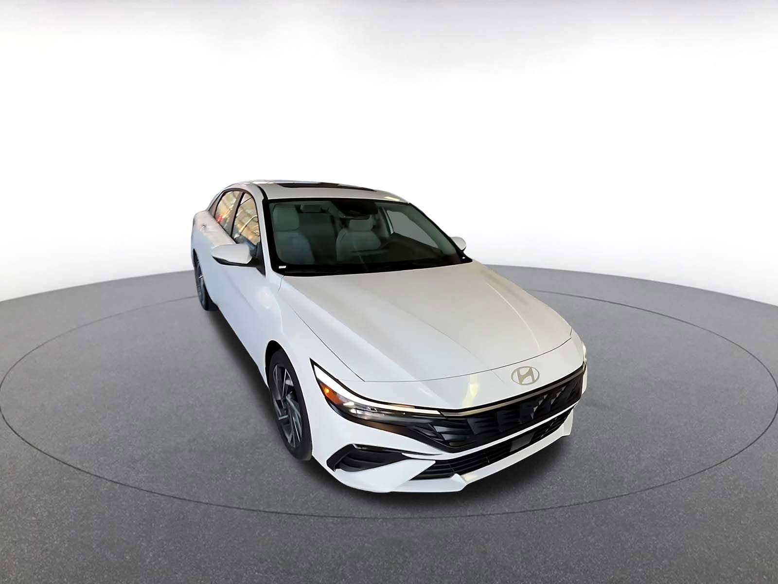 Used 2025 Hyundai Elantra Limited image 3