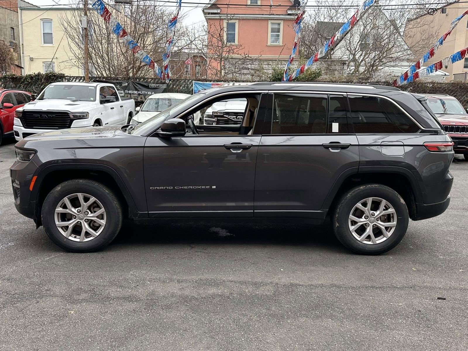 Used 2022 Jeep Grand Cherokee Limited image 7