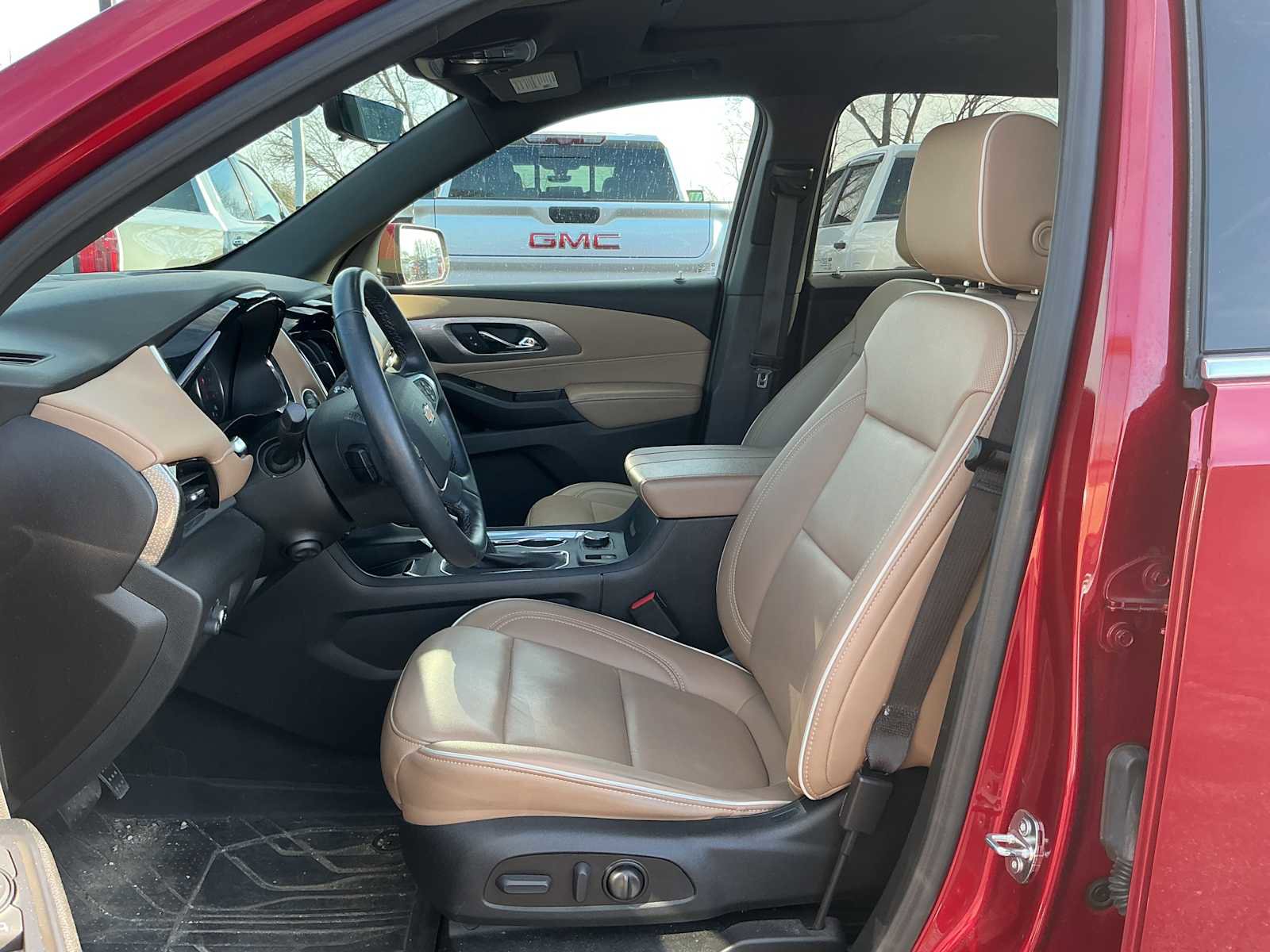 Used 2023 Chevrolet Traverse Premier FWD image 24