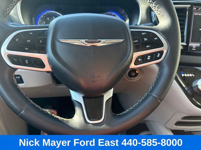 Used 2023 Chrysler Pacifica Touring-L FWD image 9