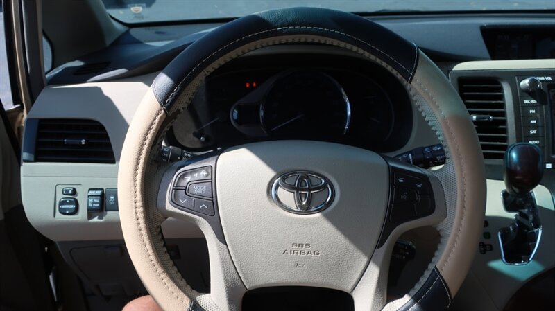 Used 2011 Toyota Sienna XLE w/ Premium Pkg FWD image 18