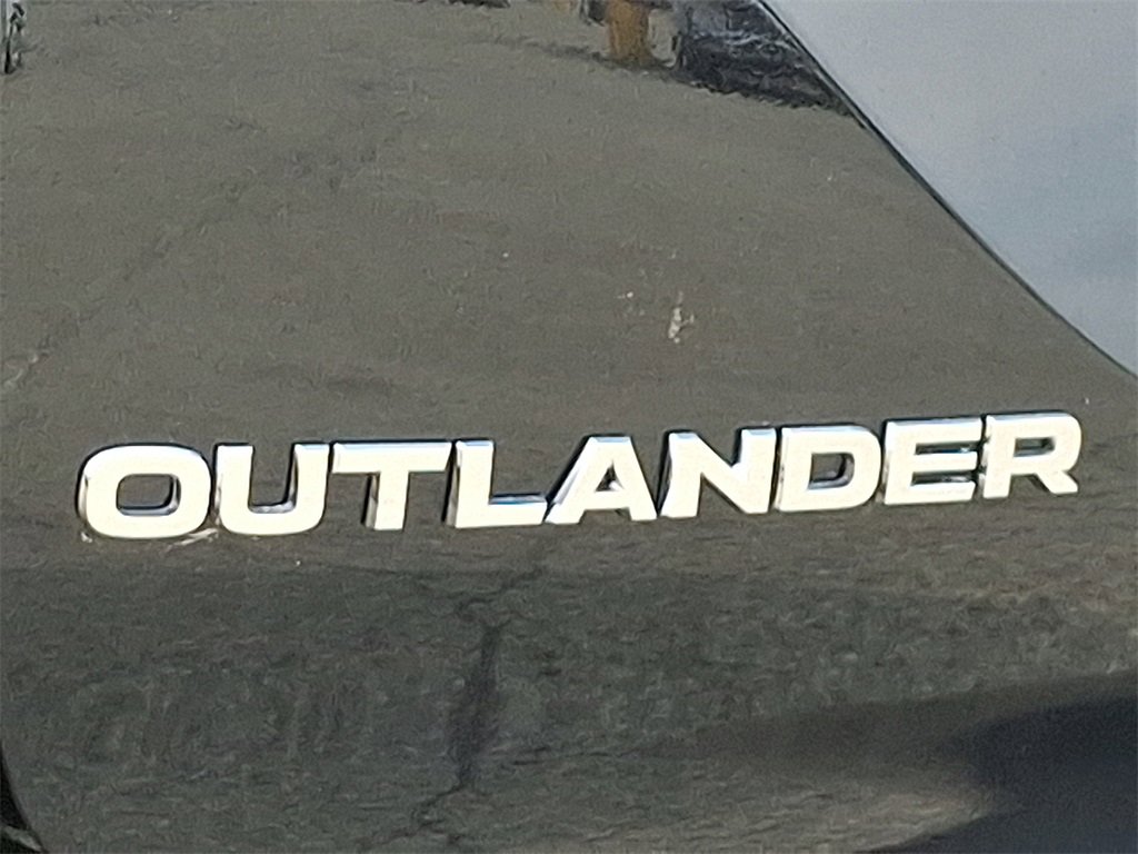 New 2025 Mitsubishi Outlander SE image 11