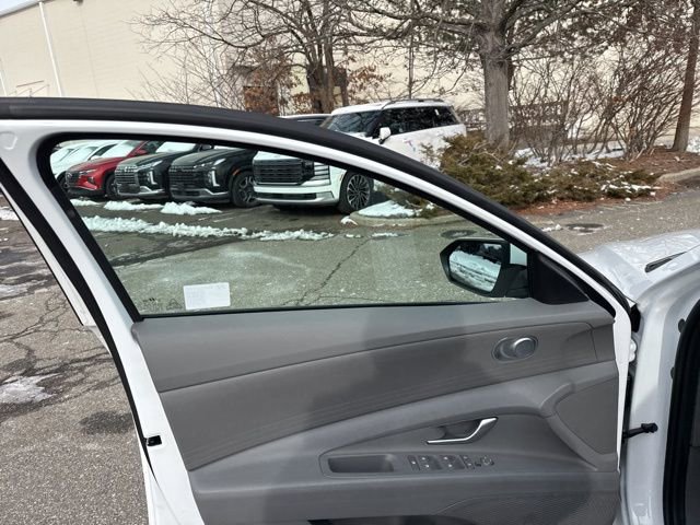 Certified 2025 Hyundai Elantra SE image 36
