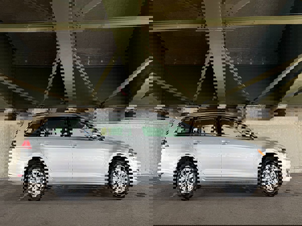 Used 2017 Volkswagen Golf S image 8