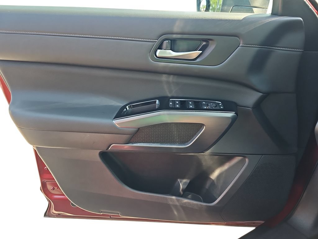 Used 2025 Nissan Pathfinder SL FWD image 26