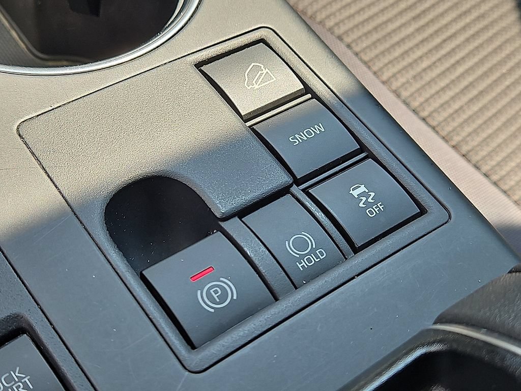 Used 2025 Toyota Highlander LE AWD/4WD image 25