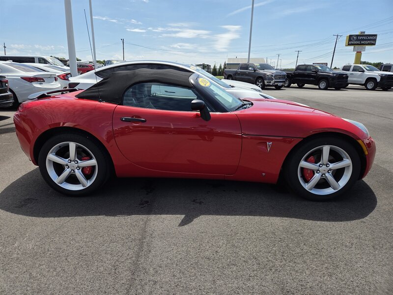 Used 2006 Pontiac Solstice Convertible w/ Premium Package RWD image 2