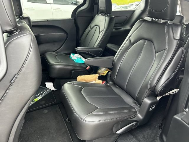 Used 2026 Chrysler Pacifica Select FWD image 16