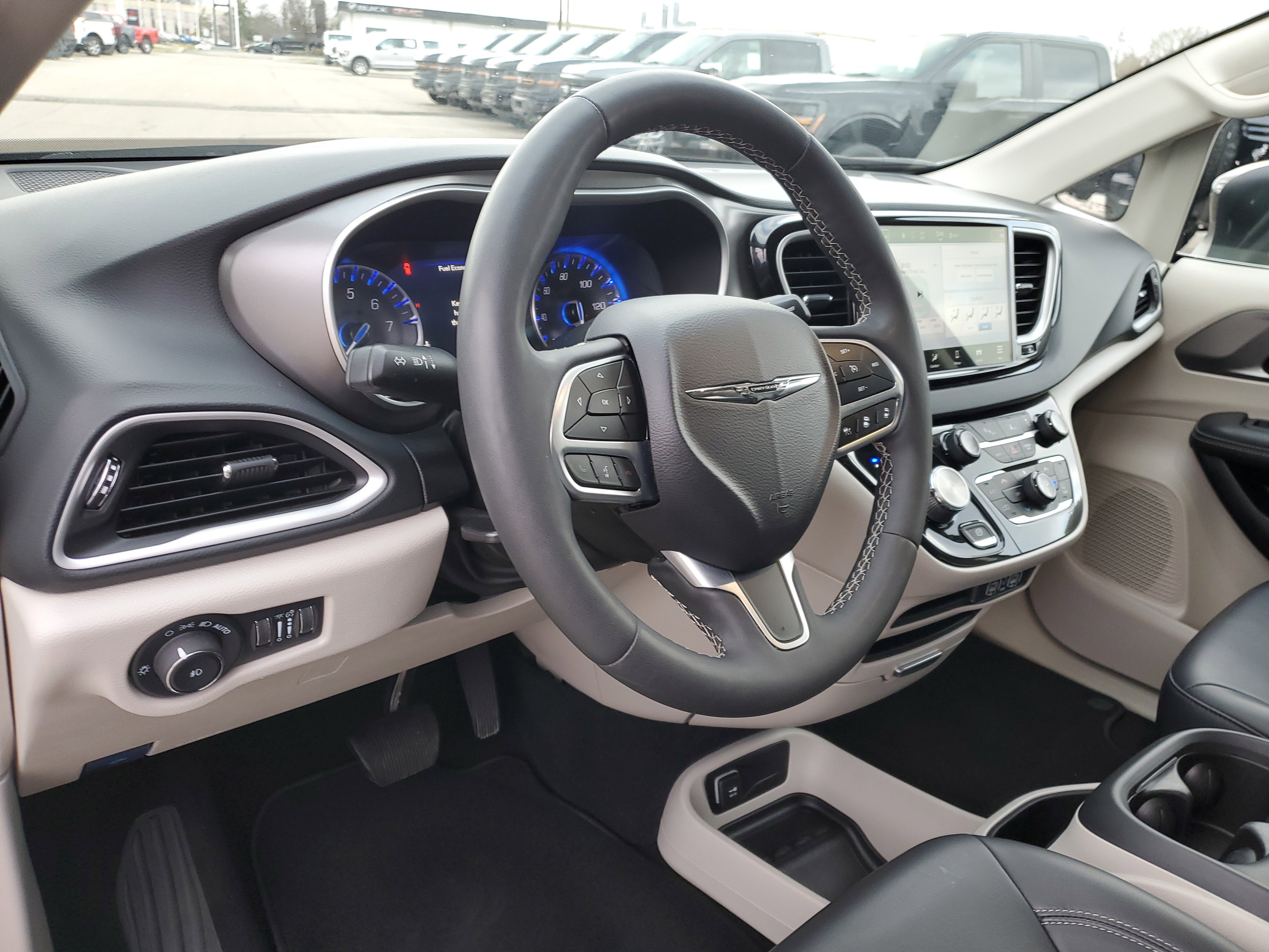 Used 2023 Chrysler Pacifica Touring-L image 17