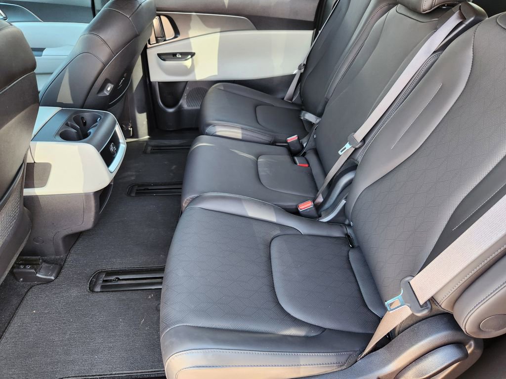 Used 2024 Kia Carnival LX image 28