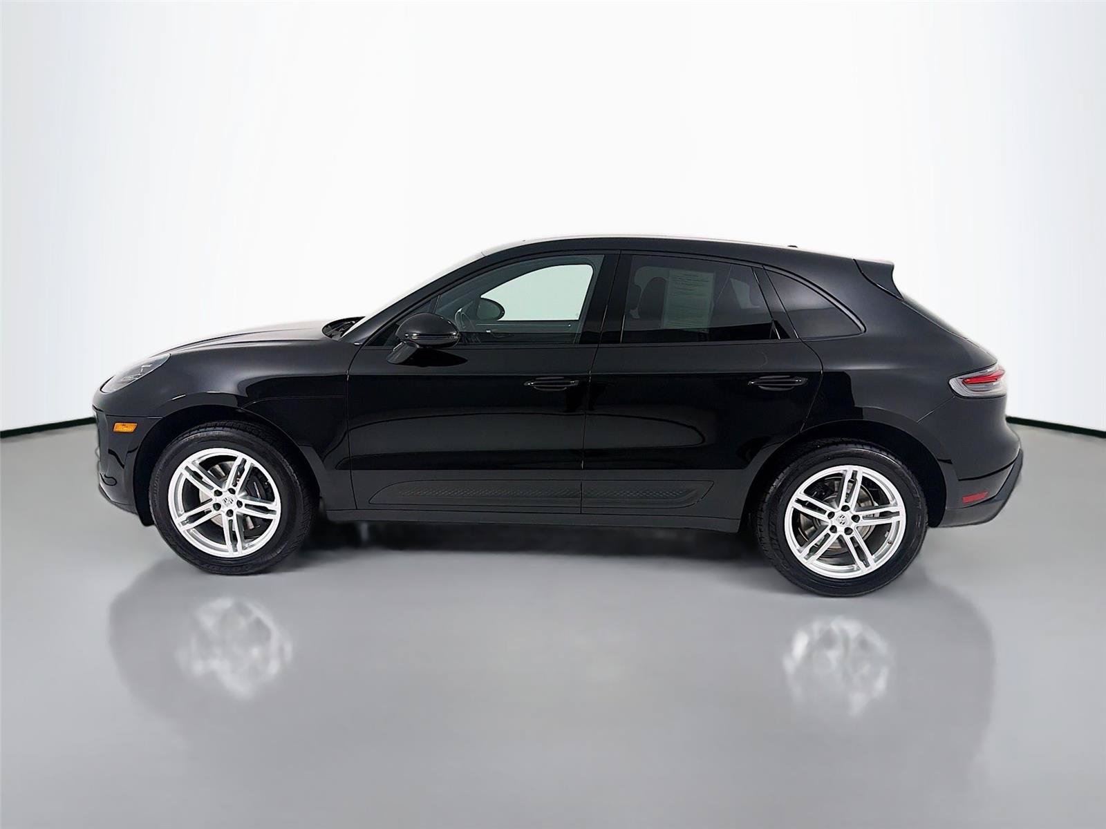 Certified 2023 Porsche Macan AWD/4WD image 2