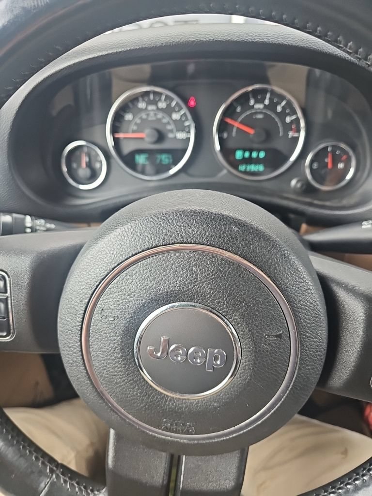 Used 2012 Jeep Wrangler Sahara w/ Connectivity Group AWD/4WD image 8