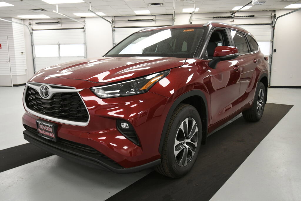 New 2023 Toyota Highlander XLE image 3