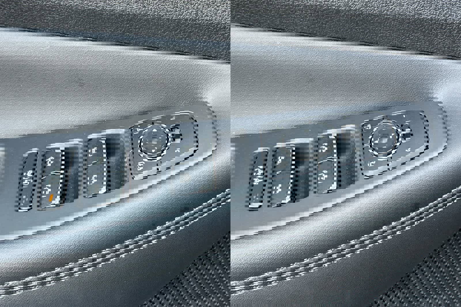 Used 2023 Hyundai Santa Fe SEL w/ Premium Package image 13