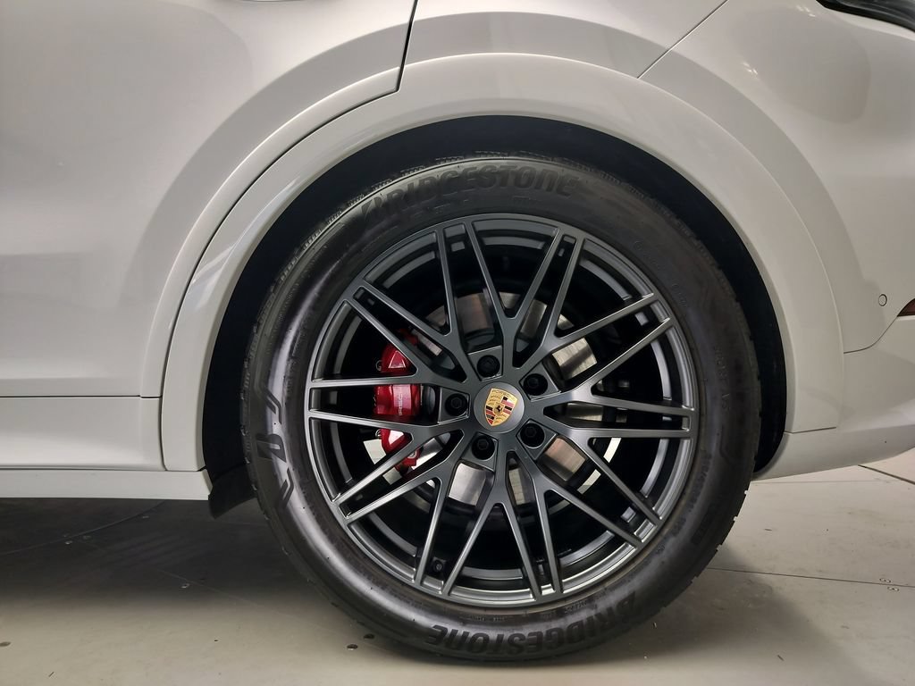 Certified 2025 Porsche Cayenne GTS AWD/4WD image 30