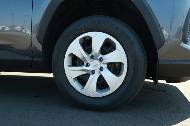 Used 2021 Toyota RAV4 LE FWD image 5