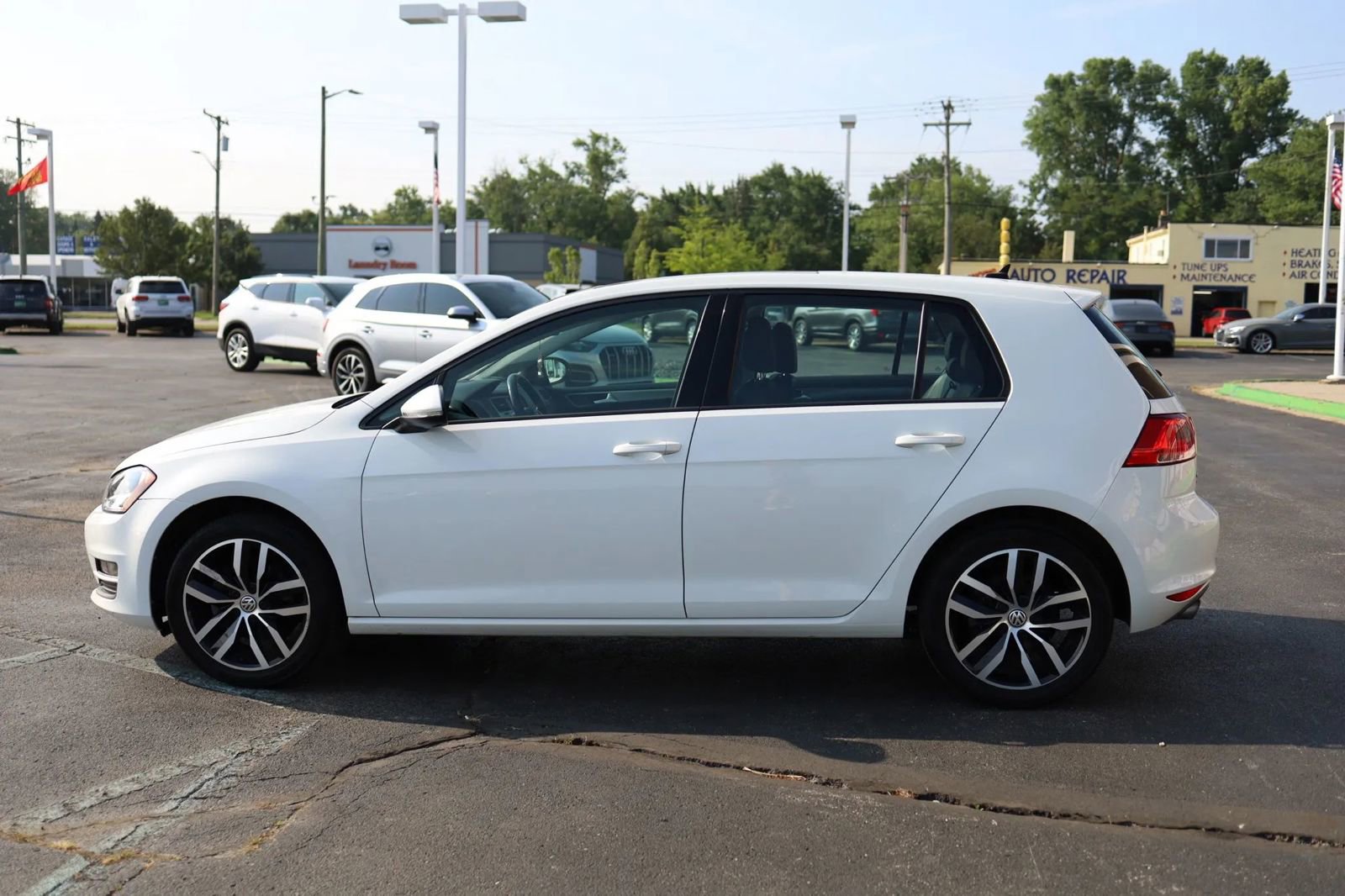 Used 2016 Volkswagen Golf SE image 8