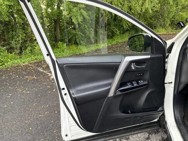 Used 2016 Toyota RAV4 Limited image 14