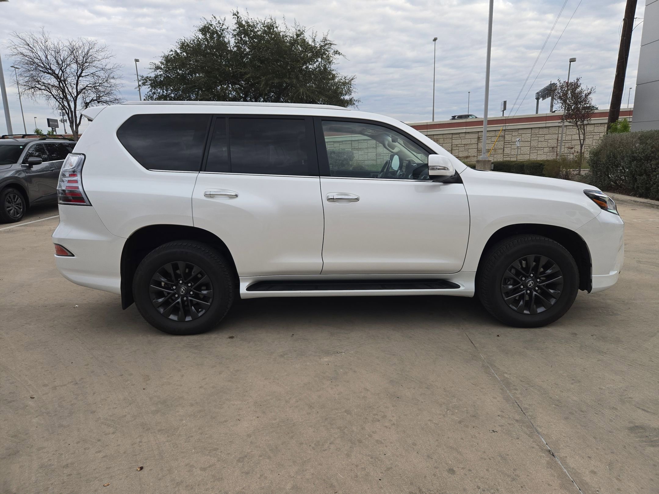 Used 2023 Lexus GX 460 Premium image 2