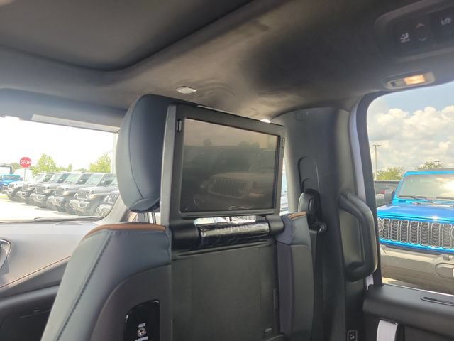 New 2027 Chrysler Pacifica Pinnacle w/ Theater Group FWD image 9