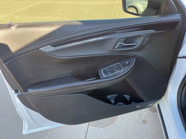 Used 2016 Chevrolet Impala LT w/ Convenience Package image 10