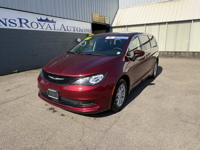 Used 2023 Chrysler Voyager LX image 2