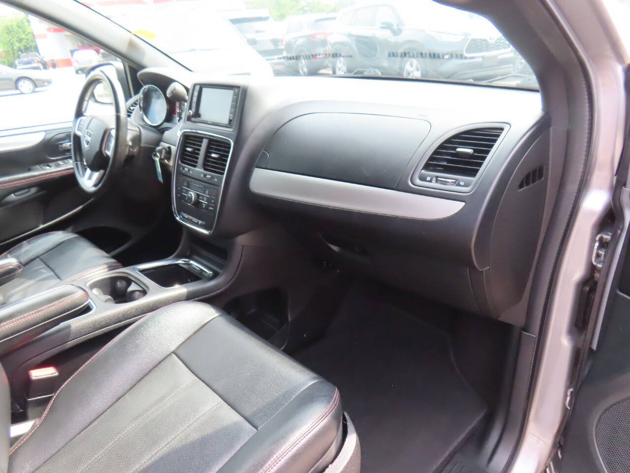 Used 2016 Dodge Grand Caravan R/T FWD image 17