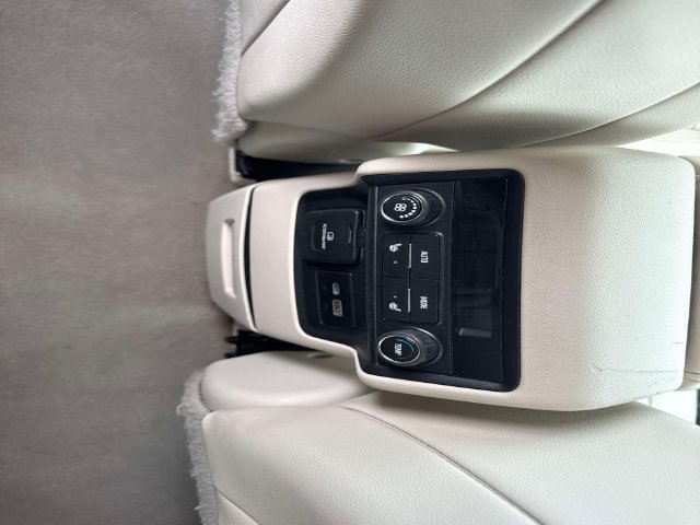 Used 2020 GMC Acadia Denali w/ Technology Package FWD image 16