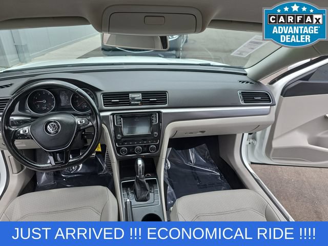 Used 2018 Volkswagen Passat 2.0T R-Line w/ R-Line Lighting Package FWD image 15