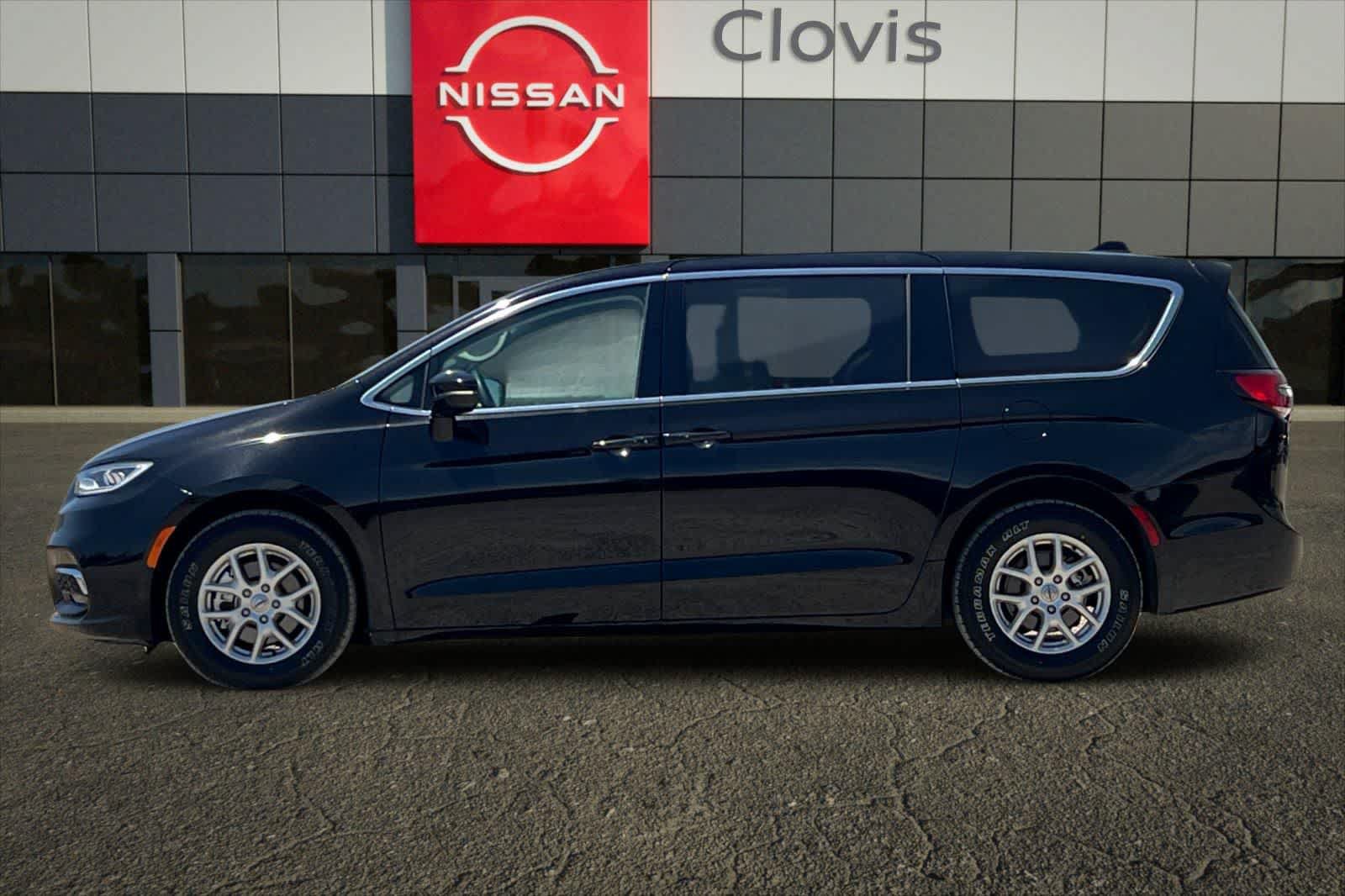 Used 2024 Chrysler Pacifica Touring-L FWD image 6