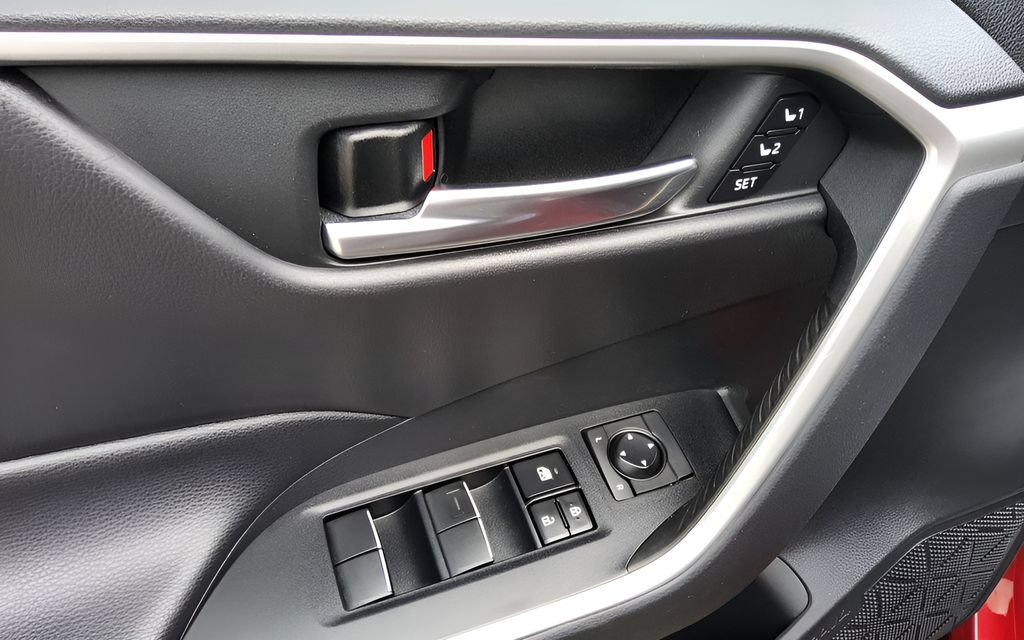 Used 2019 Toyota RAV4 XLE Premium w/ Cold Weather Package AWD/4WD image 25