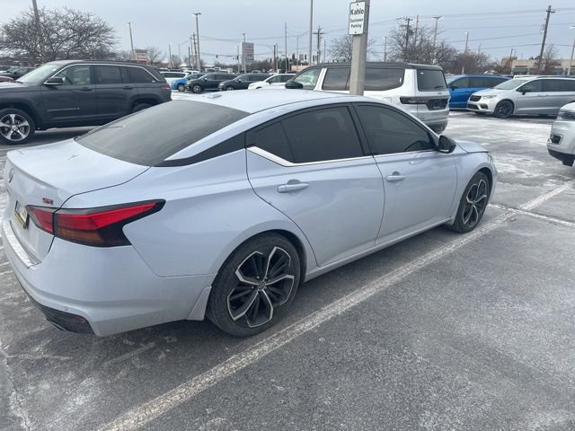 Used 2023 Nissan Altima 2.5 SR w/ SR Premium Package image 3