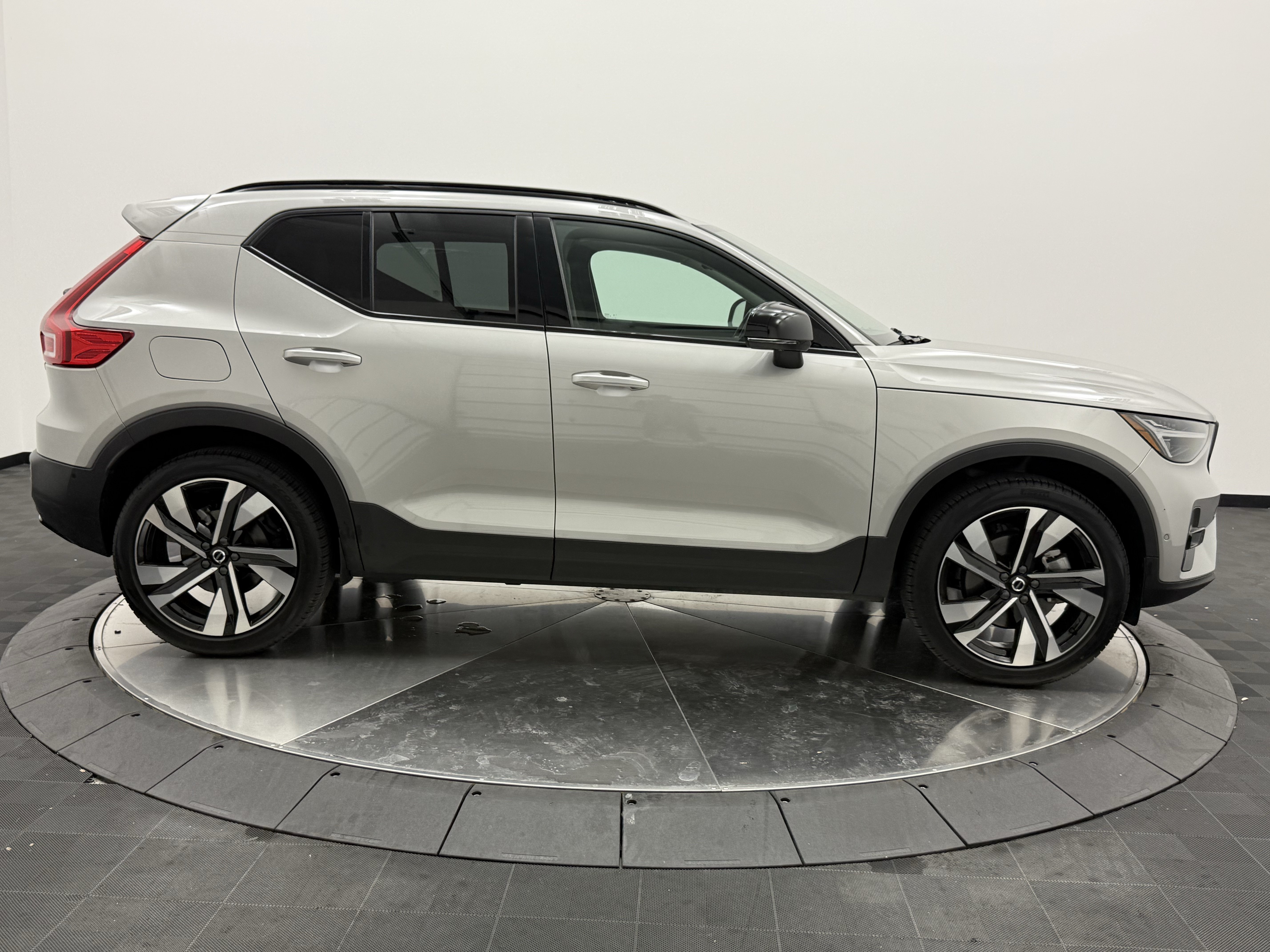 Certified 2025 Volvo XC40 B5 Ultra AWD/4WD image 9