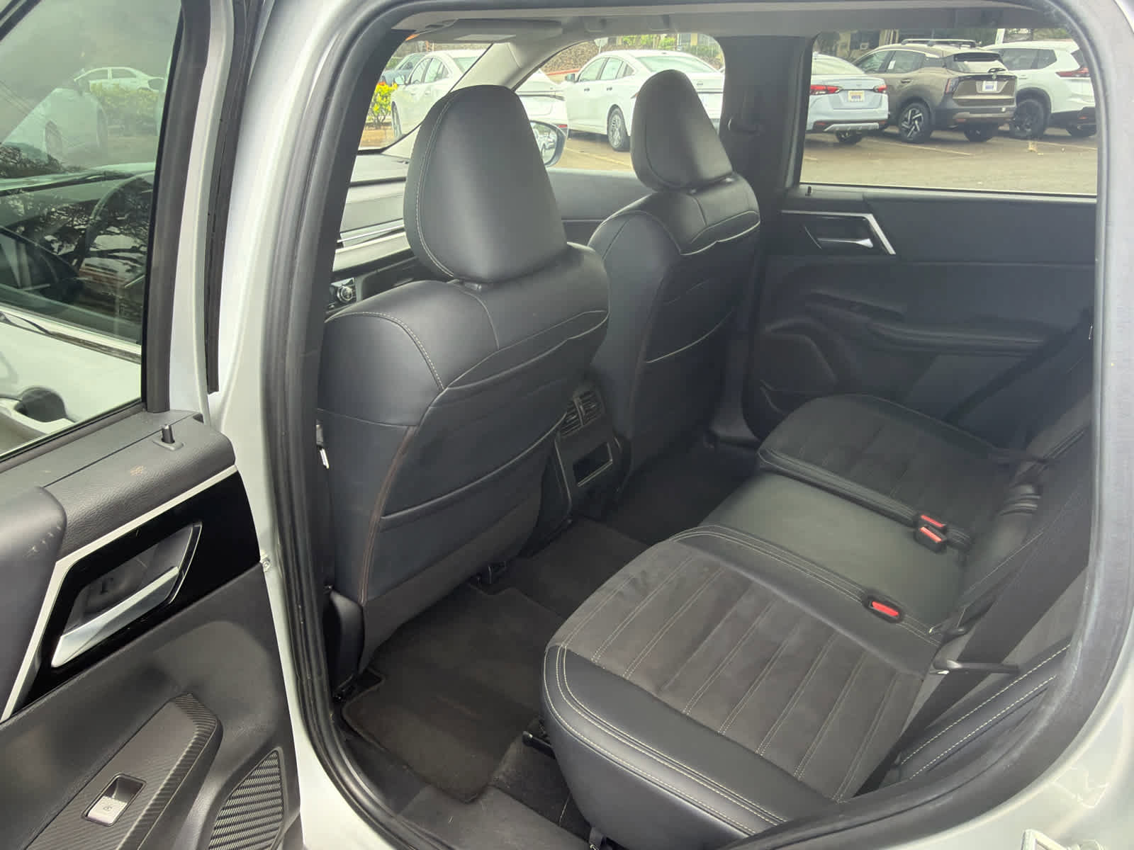 Used 2024 Mitsubishi Outlander SE image 8